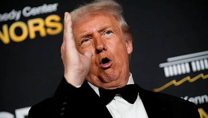 President Donald Trump Disappointed as Zelenskyy Delays U.S. Peace Deal Approval