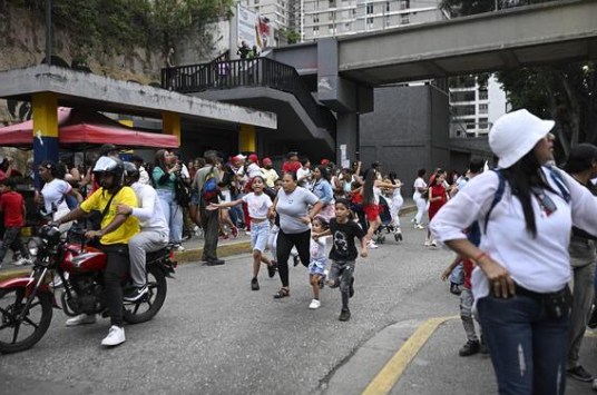Venezuela Earthquake Sends Residents Fleeing as Buildings Collapse